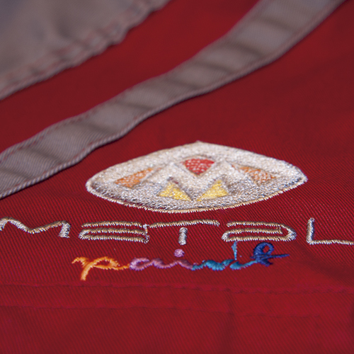 Imagen de la superficie de tela de un uniforme con el logo de Metal Paint