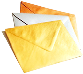Imagen de tres sobres en abanico para ilustrar el correo